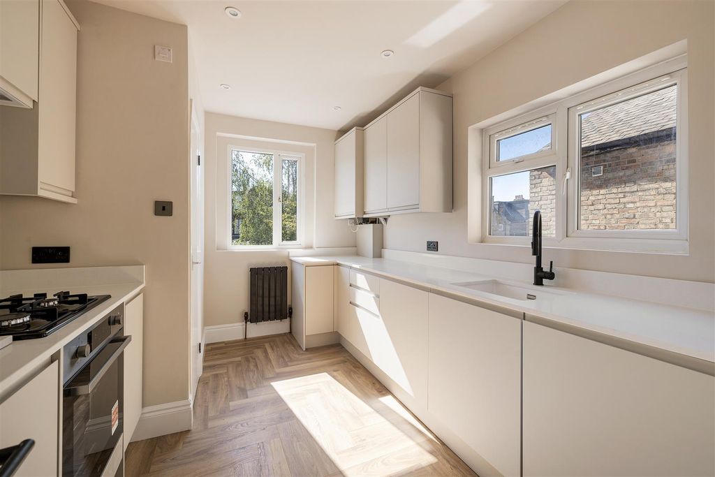 Property photo 3 of 18 Lansdowne Road, E17