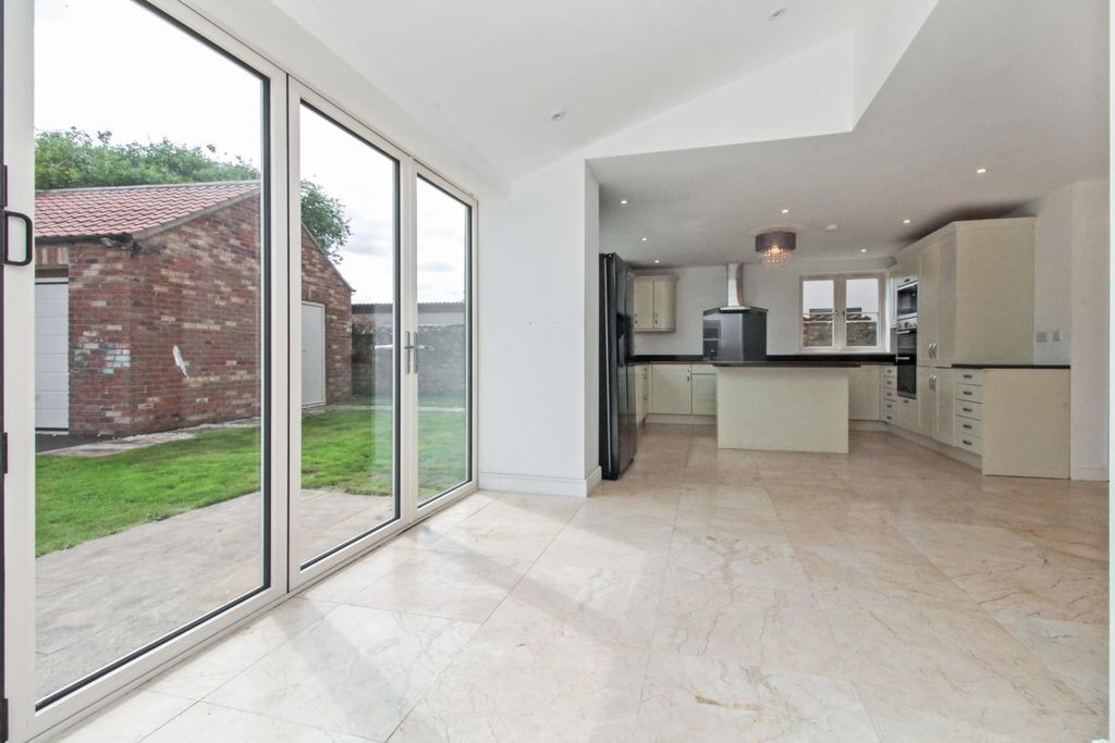 5 bed detached house to rentTithe House, Sleights Lane, Rainton YO7 photo 4