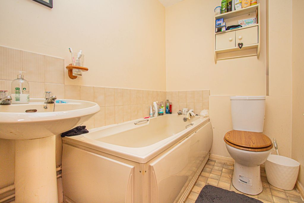 Additional image 8 of 1 bed flat for salePark Road, Irthlingborough NN9