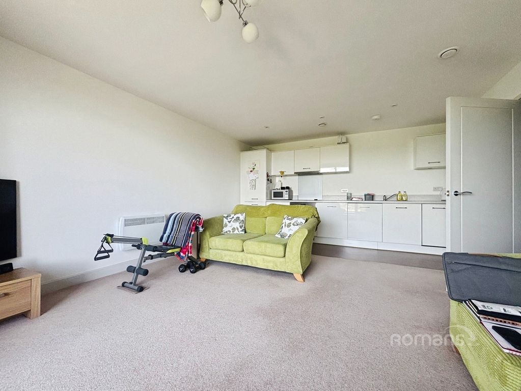 Property photo 3 of 10 Living Room/Kitchen