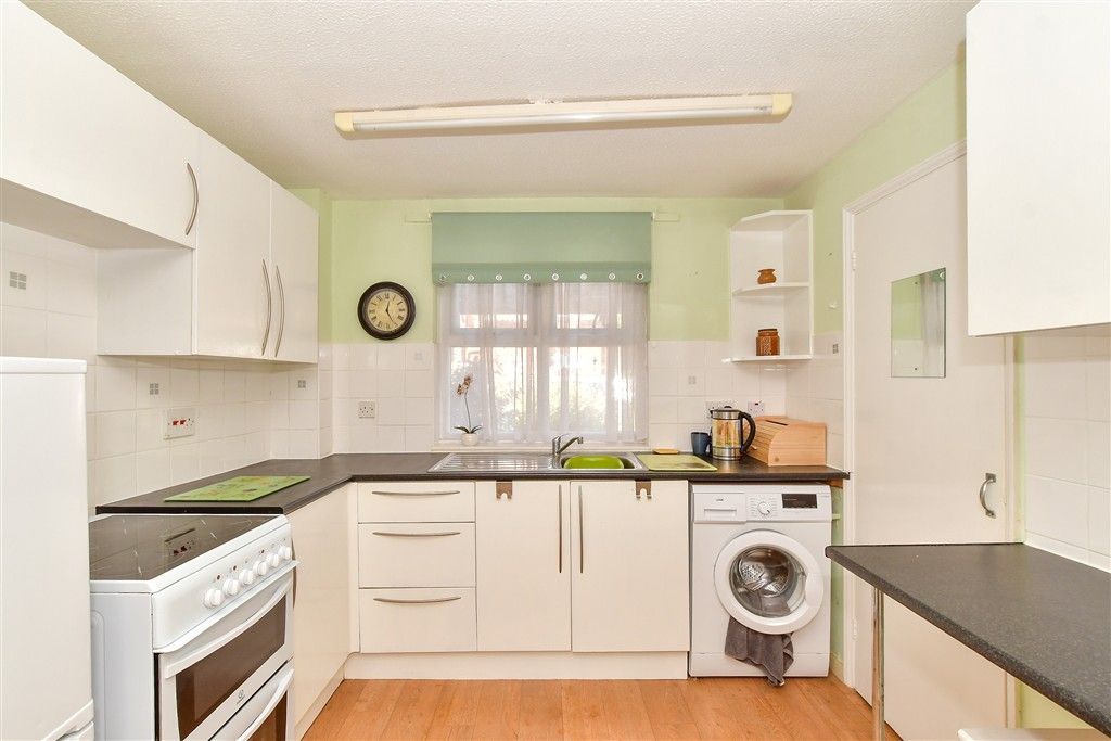 Property photo 3 of 9 Kitchen