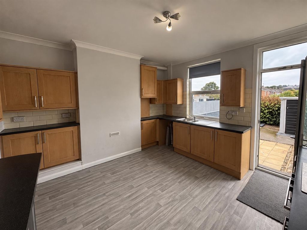 Property photo 3 of 10 Dining Kitchen