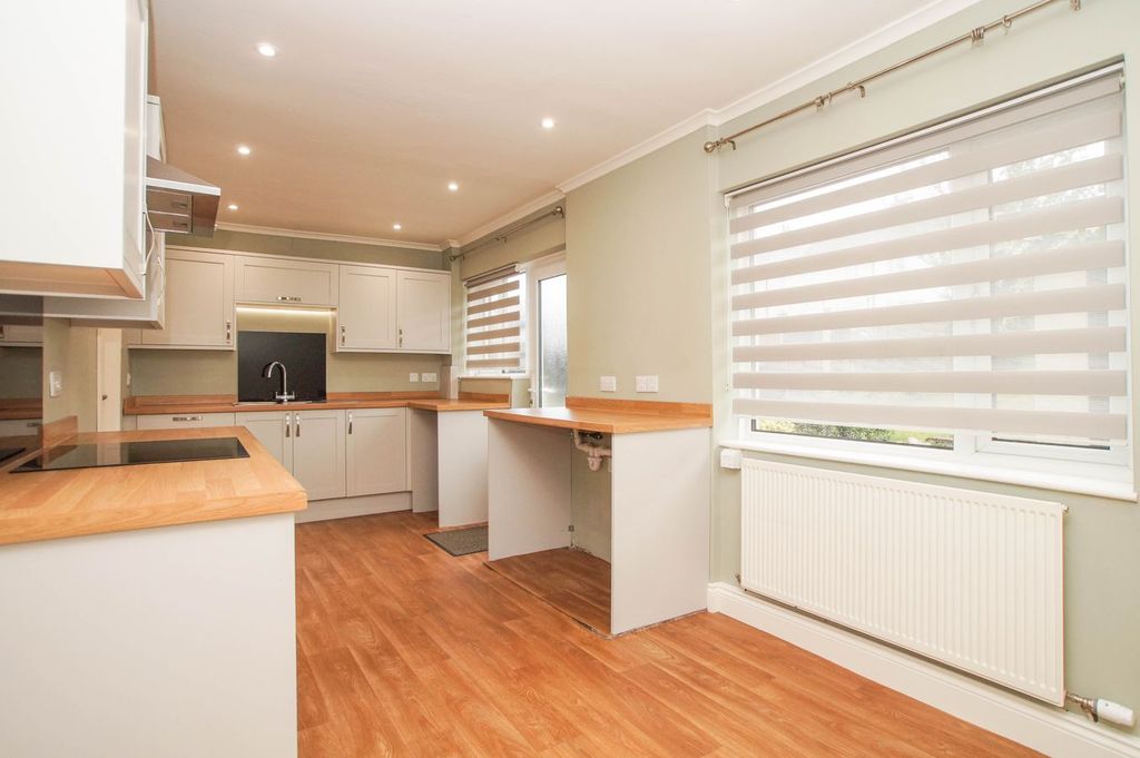Property photo 3 of 18 Dining Kitchen