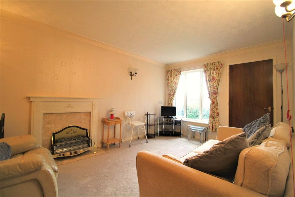 Property photo 2 of 8 Livingroom