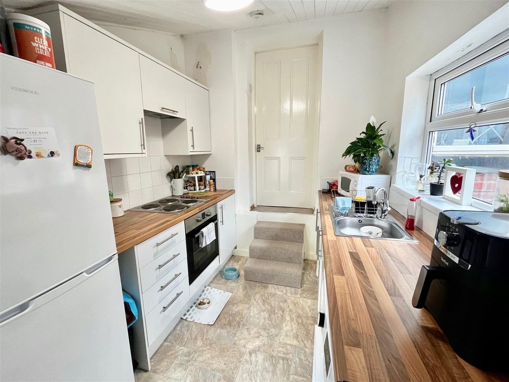 Property photo 3 of 8 Kitchen