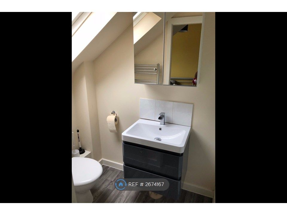 Property photo 3 of 13 Ensuite To Bed 2