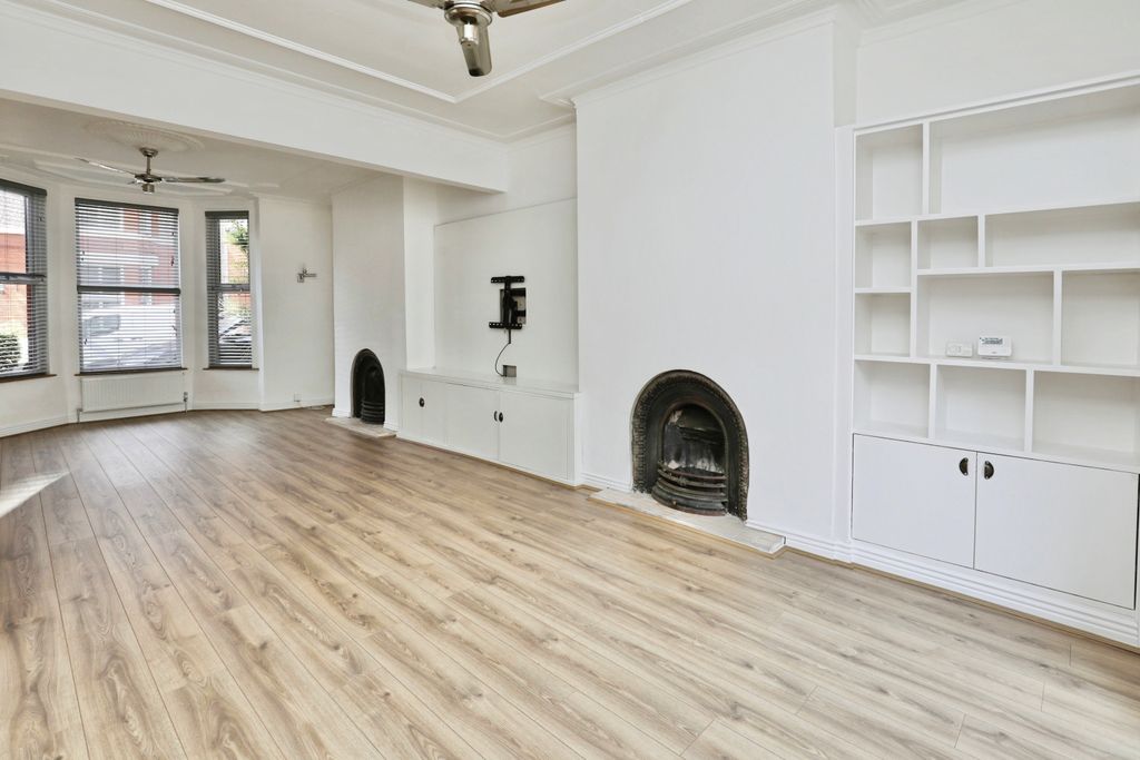 Property photo 2 of 18 6