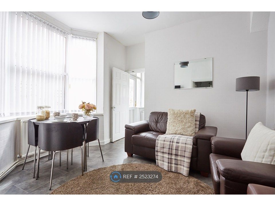 Property photo 3 of 10 Living/Dining Room