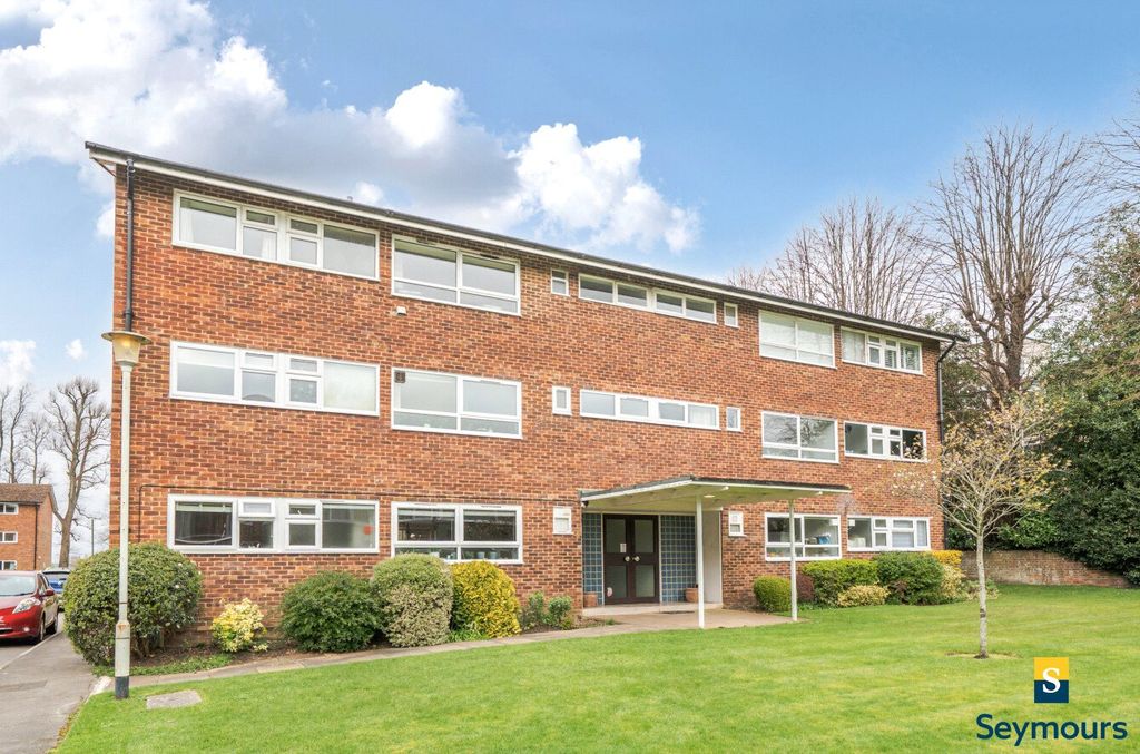 Property photo 1 of 18 Communal Entrance