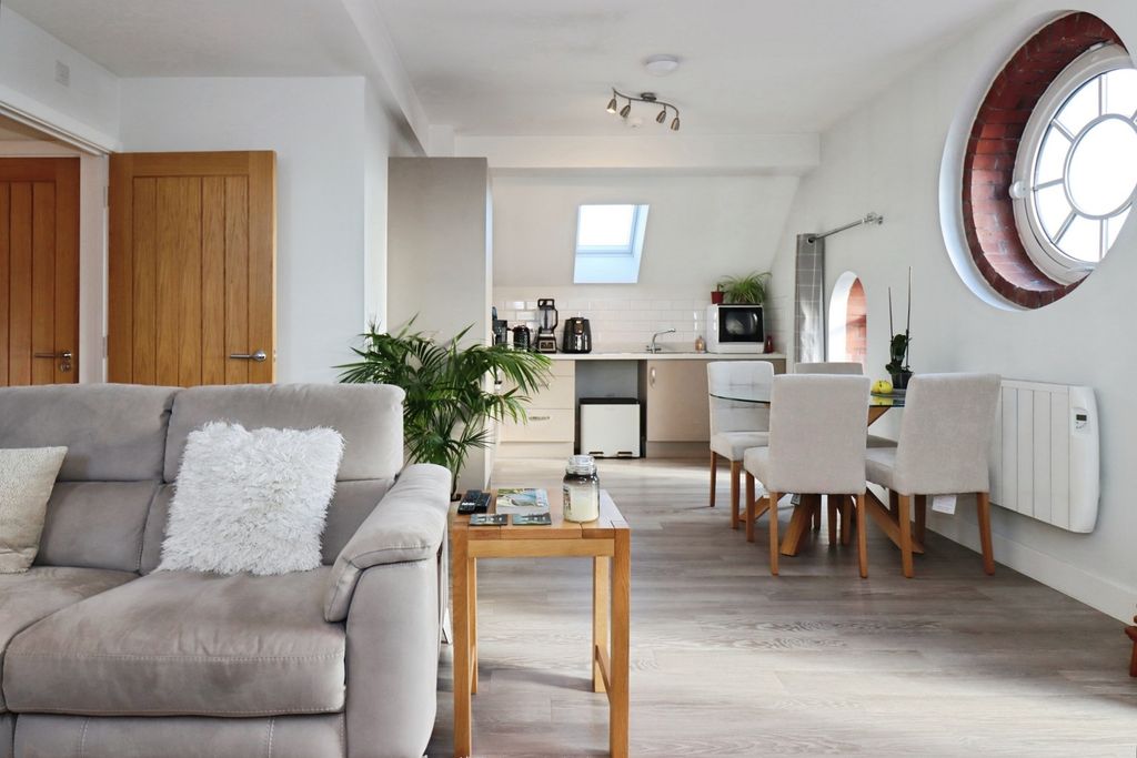 Property photo 1 of 17 Pbox-Img.Jpg