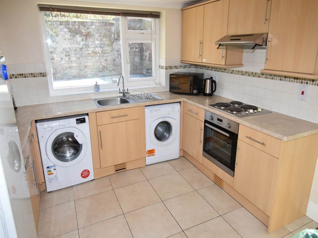 Property photo 1 of 17 Kitchen 1