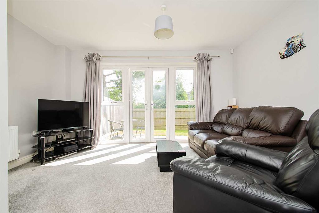 Property photo 3 of 17 Photo 8