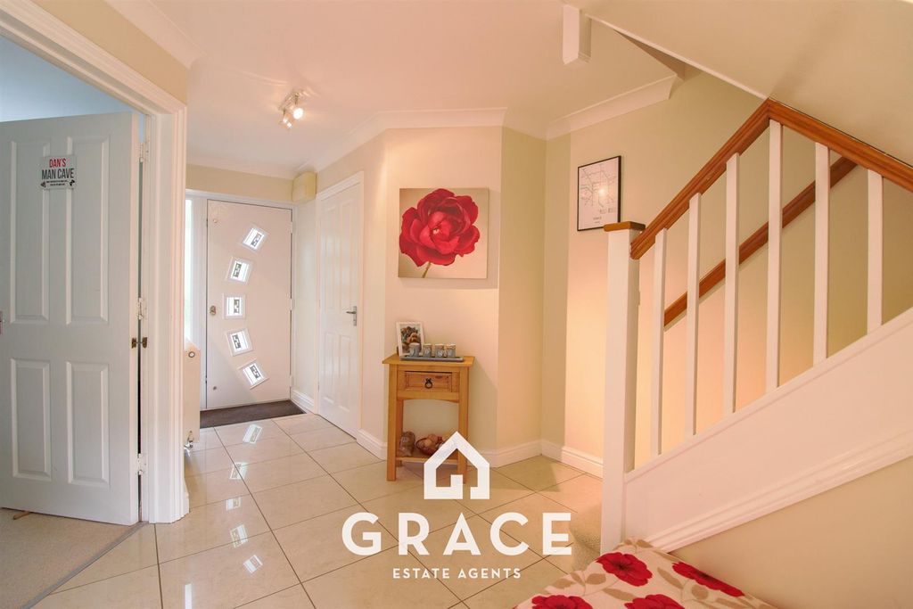 Property photo 3 of 22 Entrance Hall