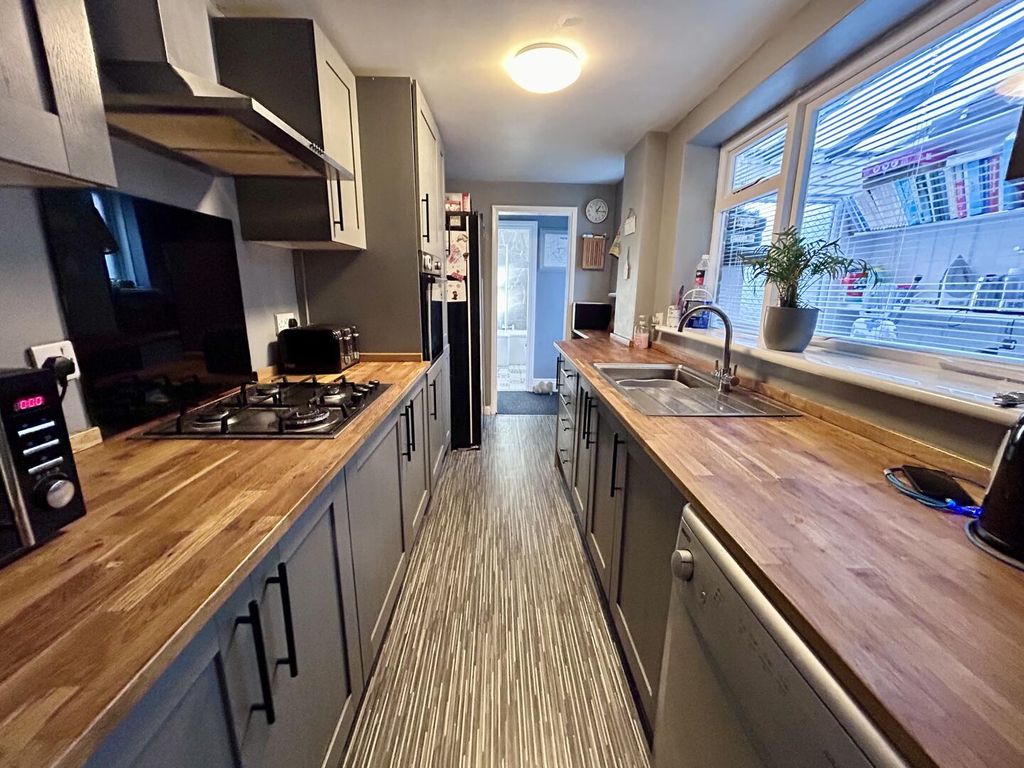 Property photo 3 of 12 Kitchen