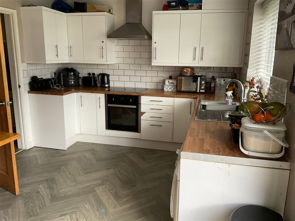 Property photo 2 of 9 Kitchen