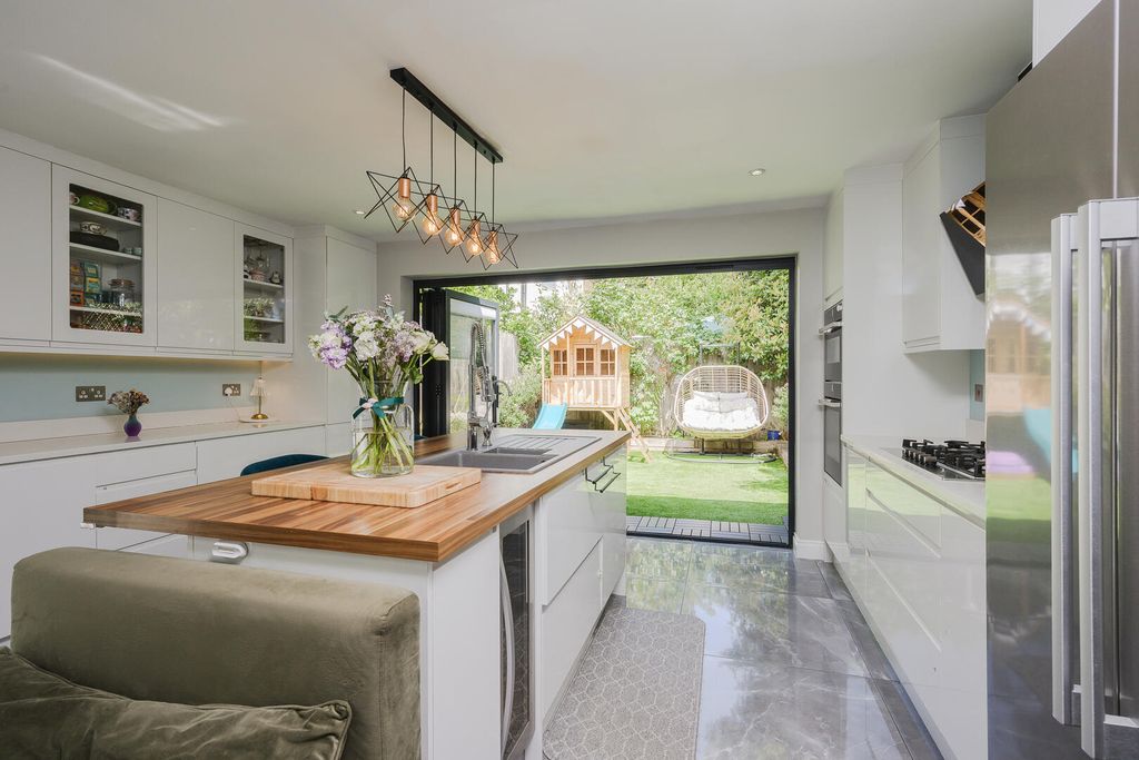 Property photo 1 of 17 Kitchen