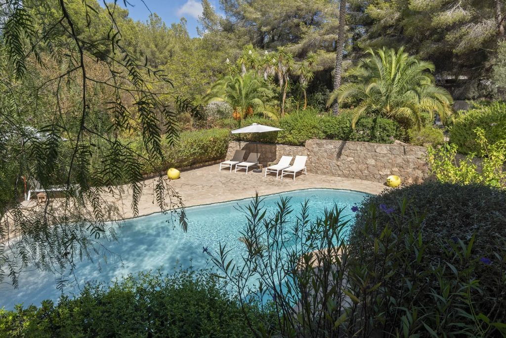 Property photo 1 of 32