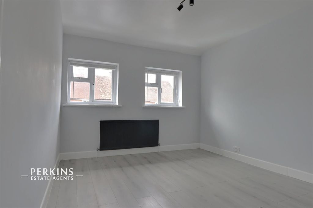 Property photo 2 of 6 Bed 2.Jpg
