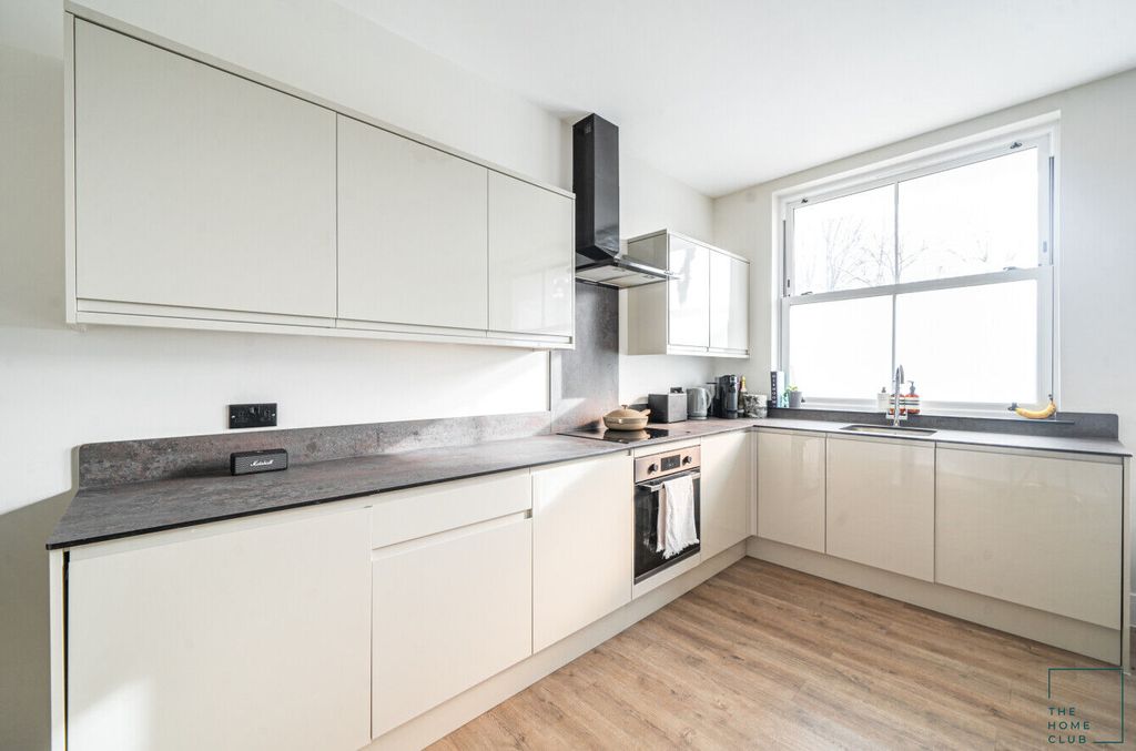 Property photo 2 of 17 E6A6Afab-9379-4830-B361-7B4642dc1Fa6