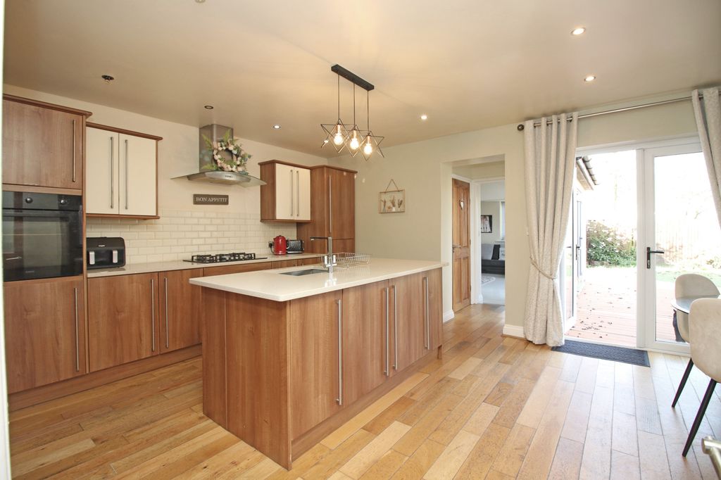 Property photo 2 of 27