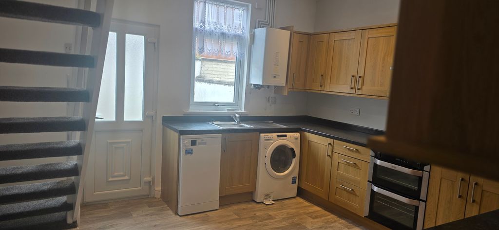 Property photo 3 of 9 Kitchen