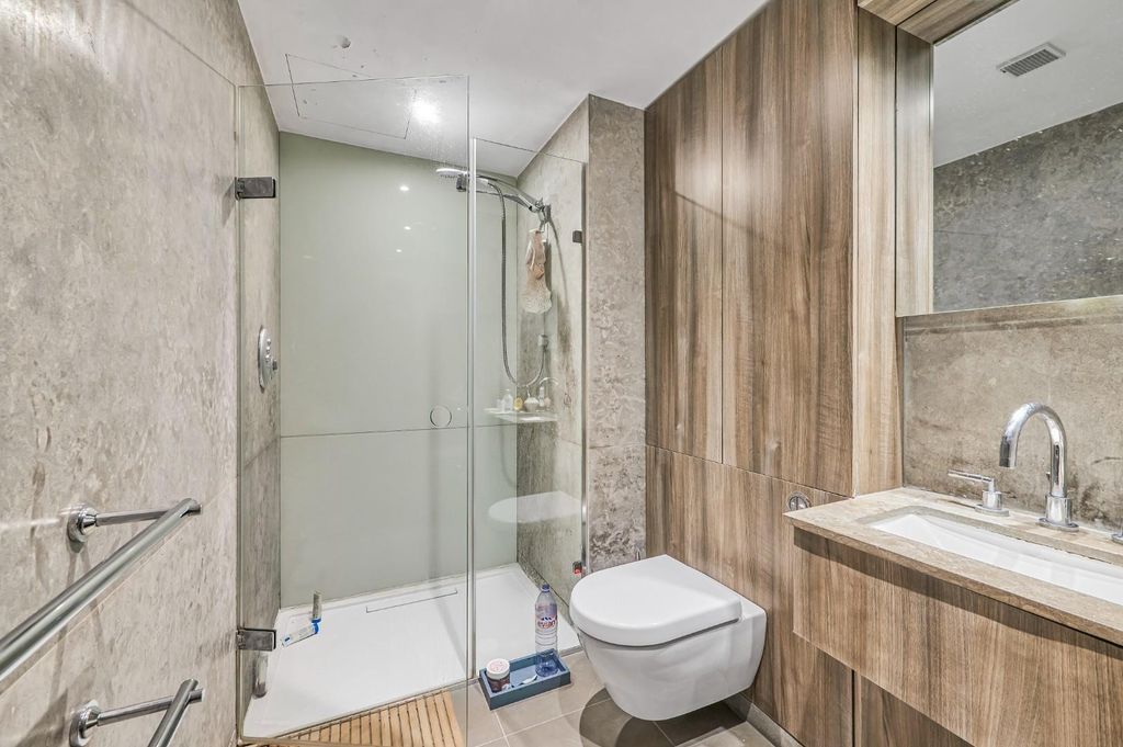 Property photo 3 of 10 Bathroom