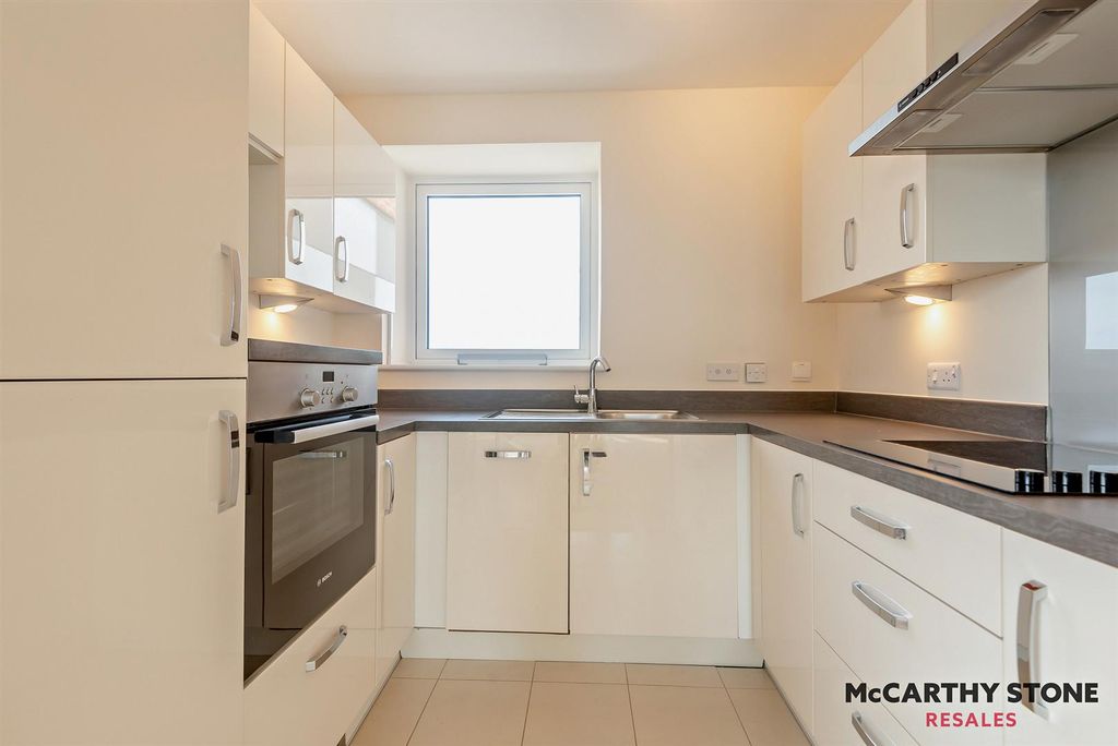 Property photo 2 of 13 8606949-Interior13-800.Jpg