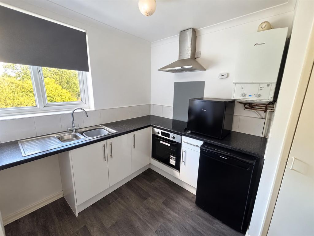 Property photo 1 of 6 Bright Modern L-Shaped Kitchen Interior-3.Png