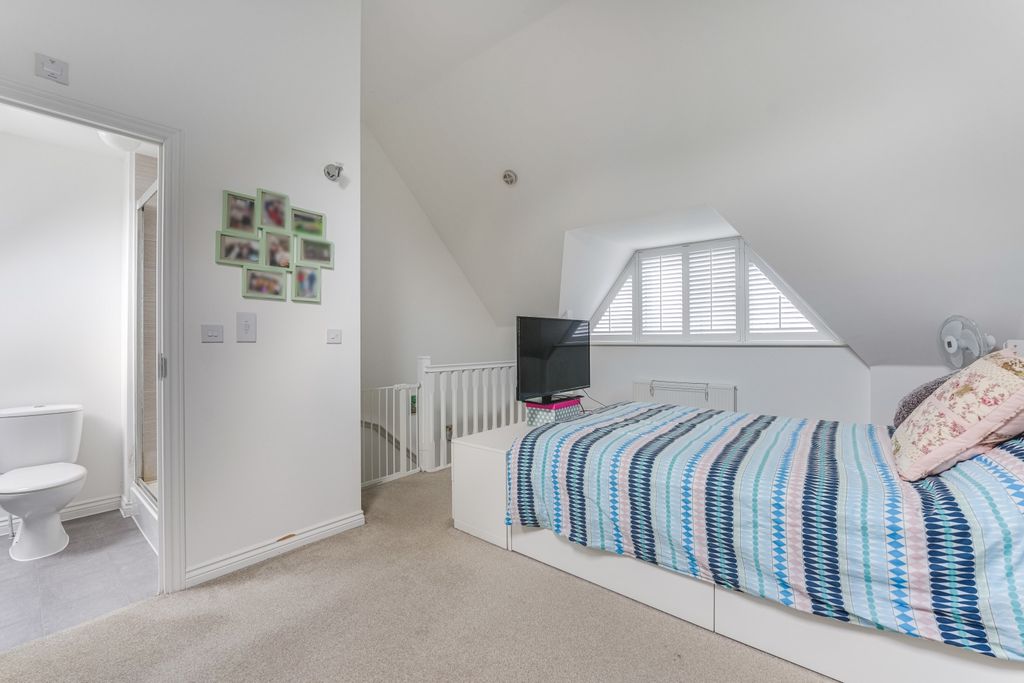 Property photo 2 of 25 Bedroom One