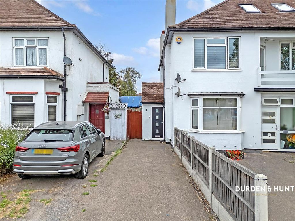 Property photo 1 of 20 Southend Arterial Road