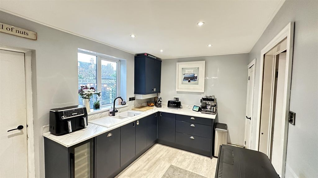 Property photo 2 of 16 Breakfast Kitchen
