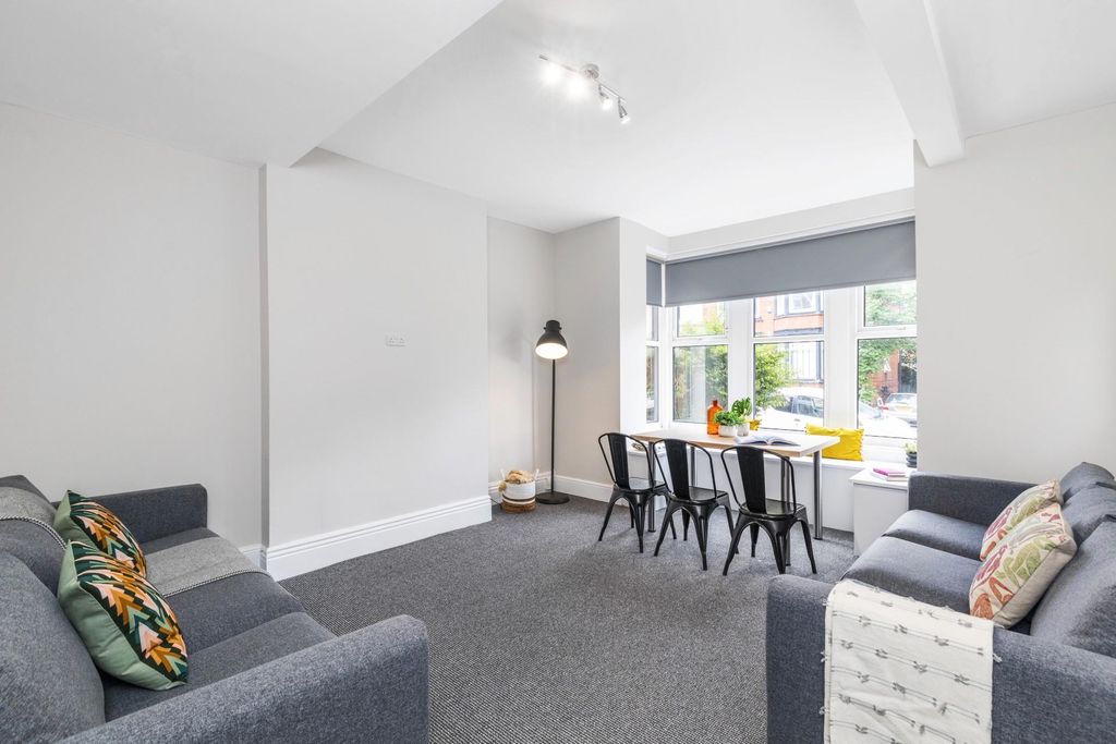 Property photo 2 of 6 Bright And Welcoming Living Room With Modern Furni...