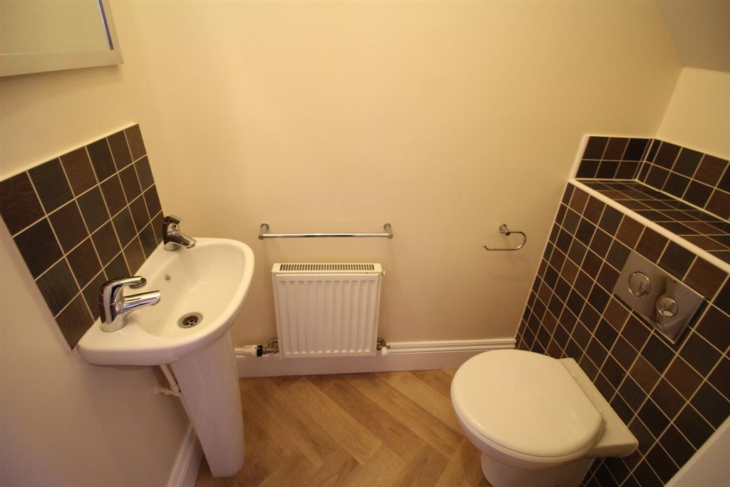 Property photo 2 of 13 Guest W.C