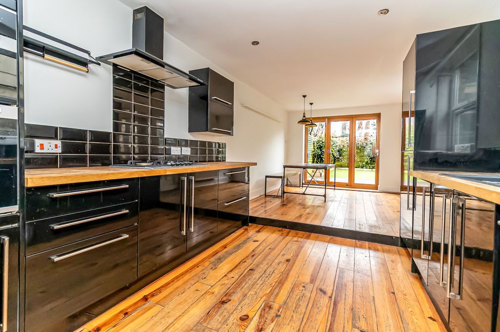 Property photo 2 of 24 .