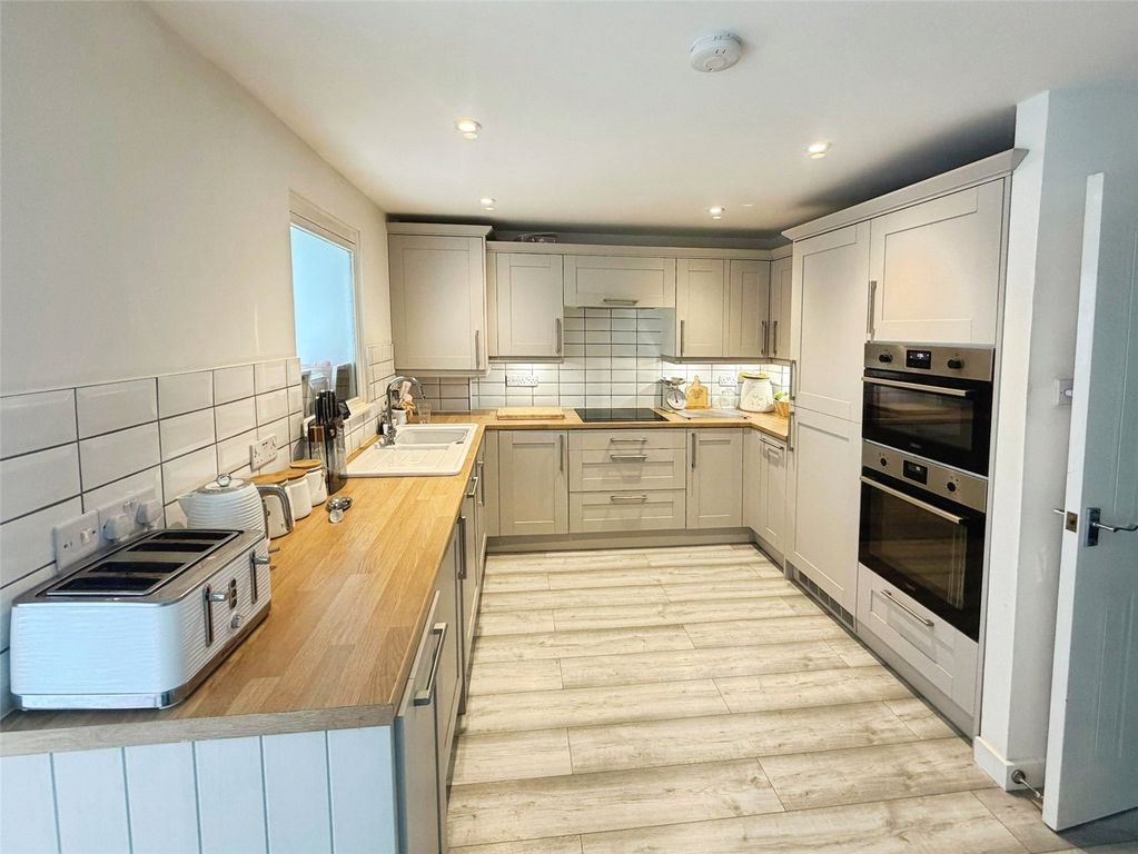 Property photo 2 of 17 Kitchen