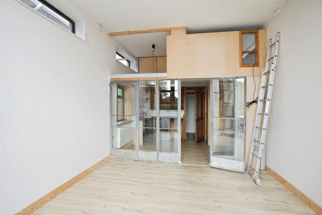Property photo 3 of 23