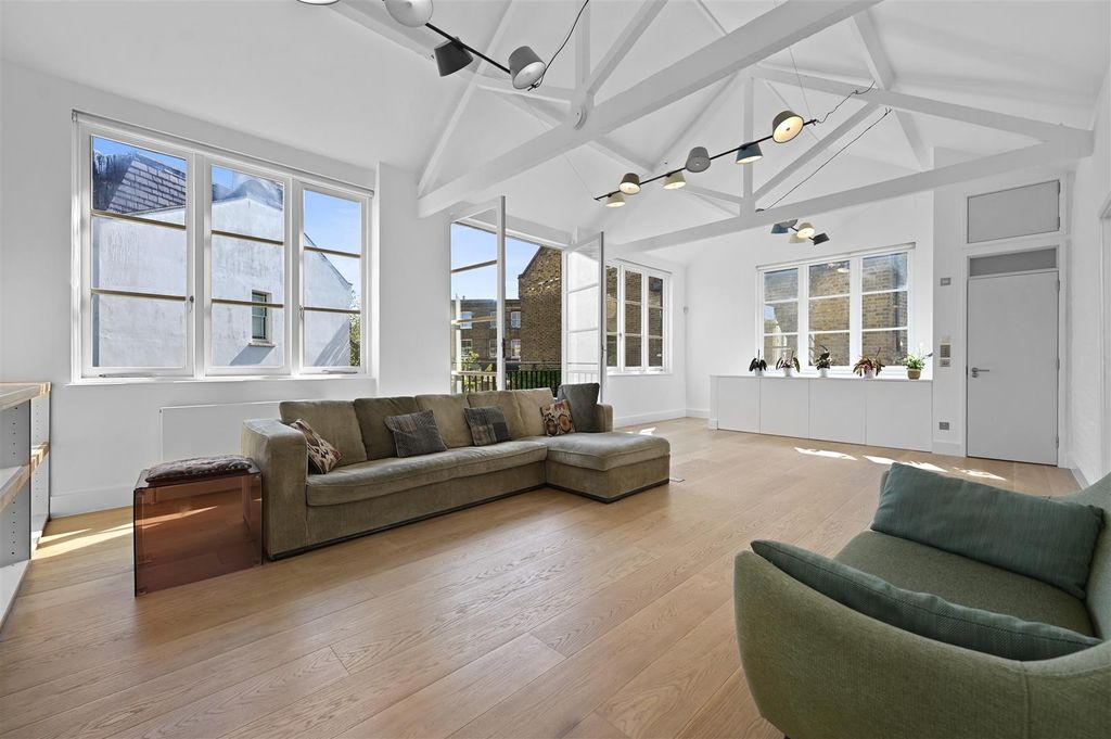 Property photo 2 of 12 Hyde Mews