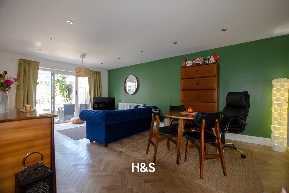 Property photo 2 of 14 17 Dove Close - Lounge.Jpg