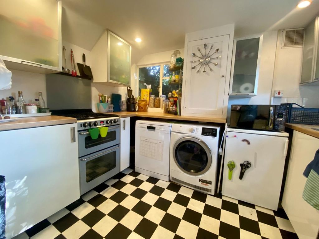 Property photo 3 of 11 Kitchen