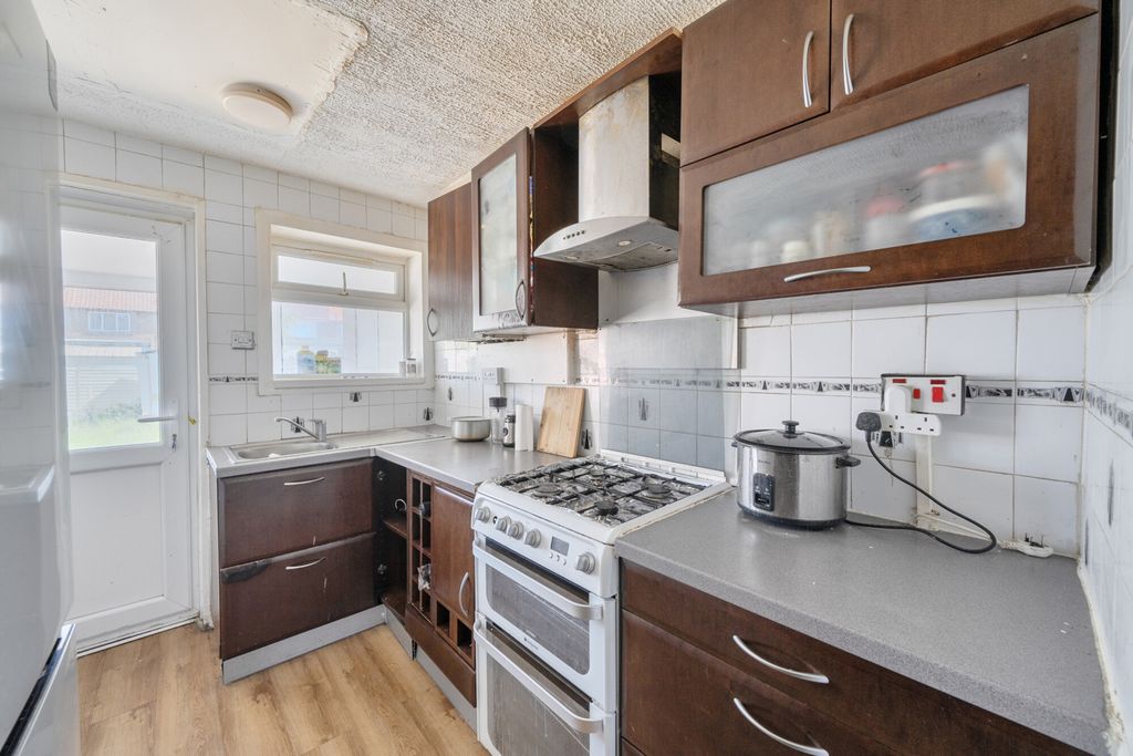 Property photo 3 of 14 1451670-8-69Ea31d...