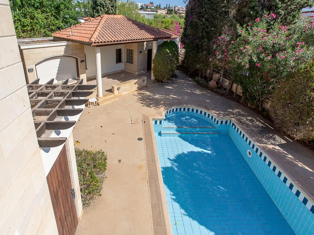 Property photo 2 of 18