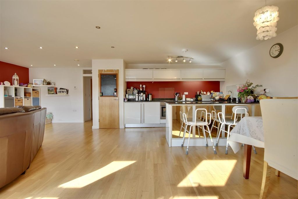 Property photo 2 of 15 C9E0D463-6Edd-475B-98F8-C44C0560Fbf8_1_201_A.Jpeg