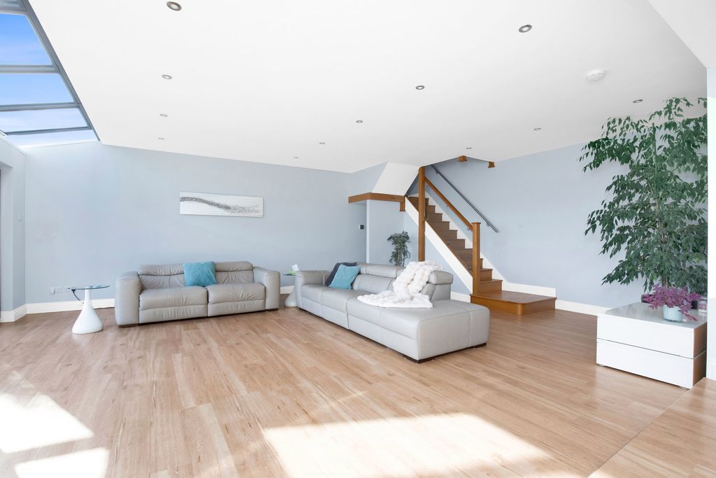 Property photo 3 of 32