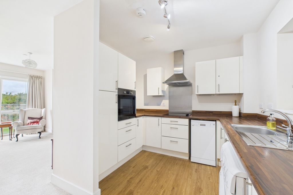 Property photo 1 of 10 Kitchen