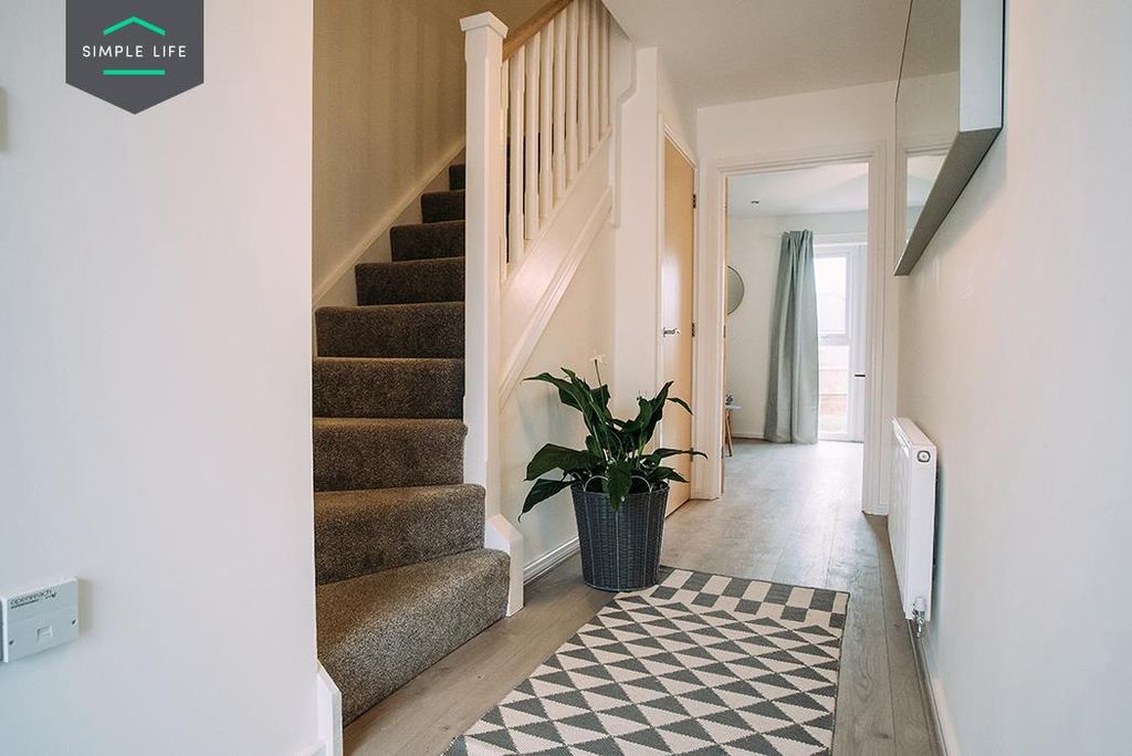 Property photo 3 of 11 Dee_Hallway1.Jpg