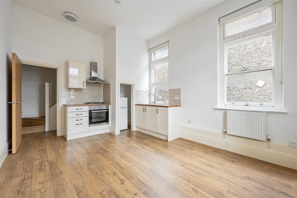 Property photo 2 of 12 Adelaide Road, E10