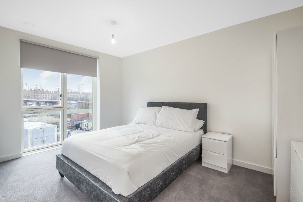 Property photo 3 of 6 20 Pav Bed 1