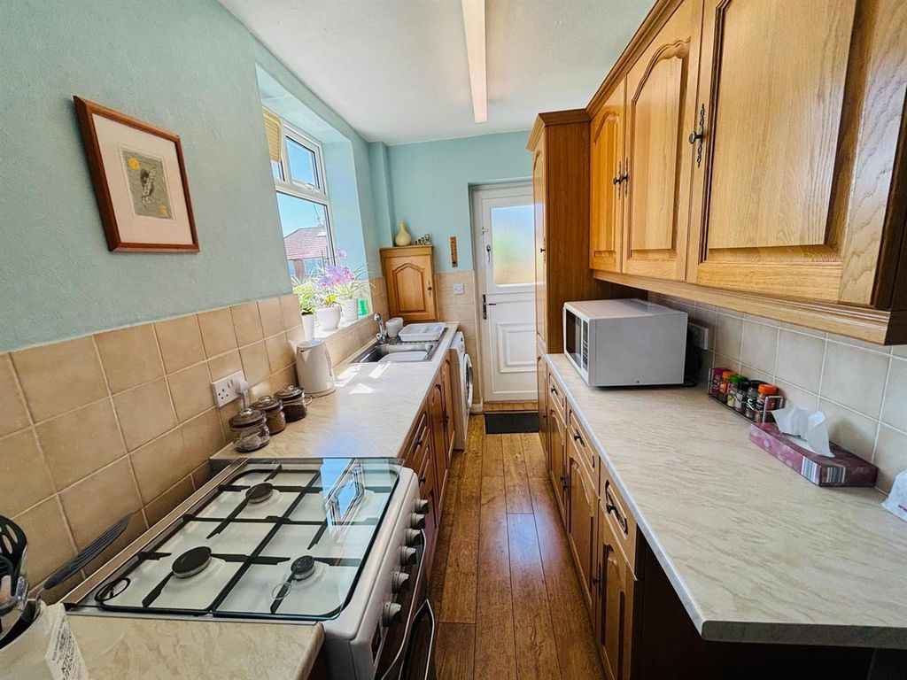 Property photo 3 of 25 Fitted Kitchen: