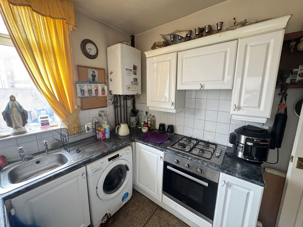 Property photo 3 of 6 Kitchen