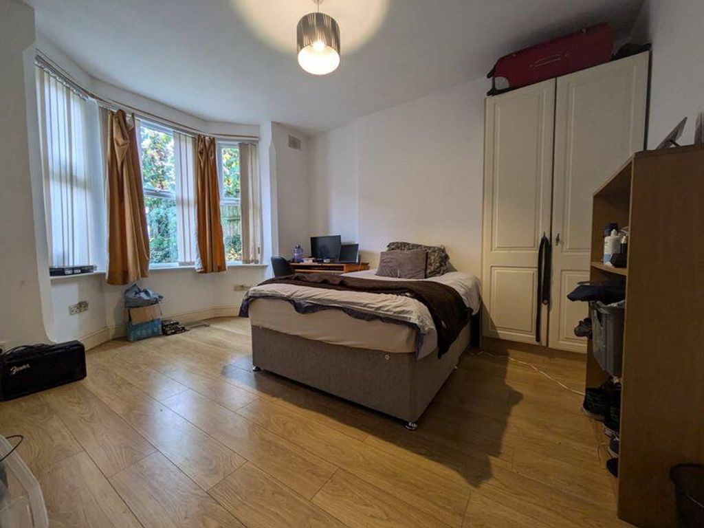 Property photo 2 of 11 A Bright And Spacious Double Bedroom With Ample Na...